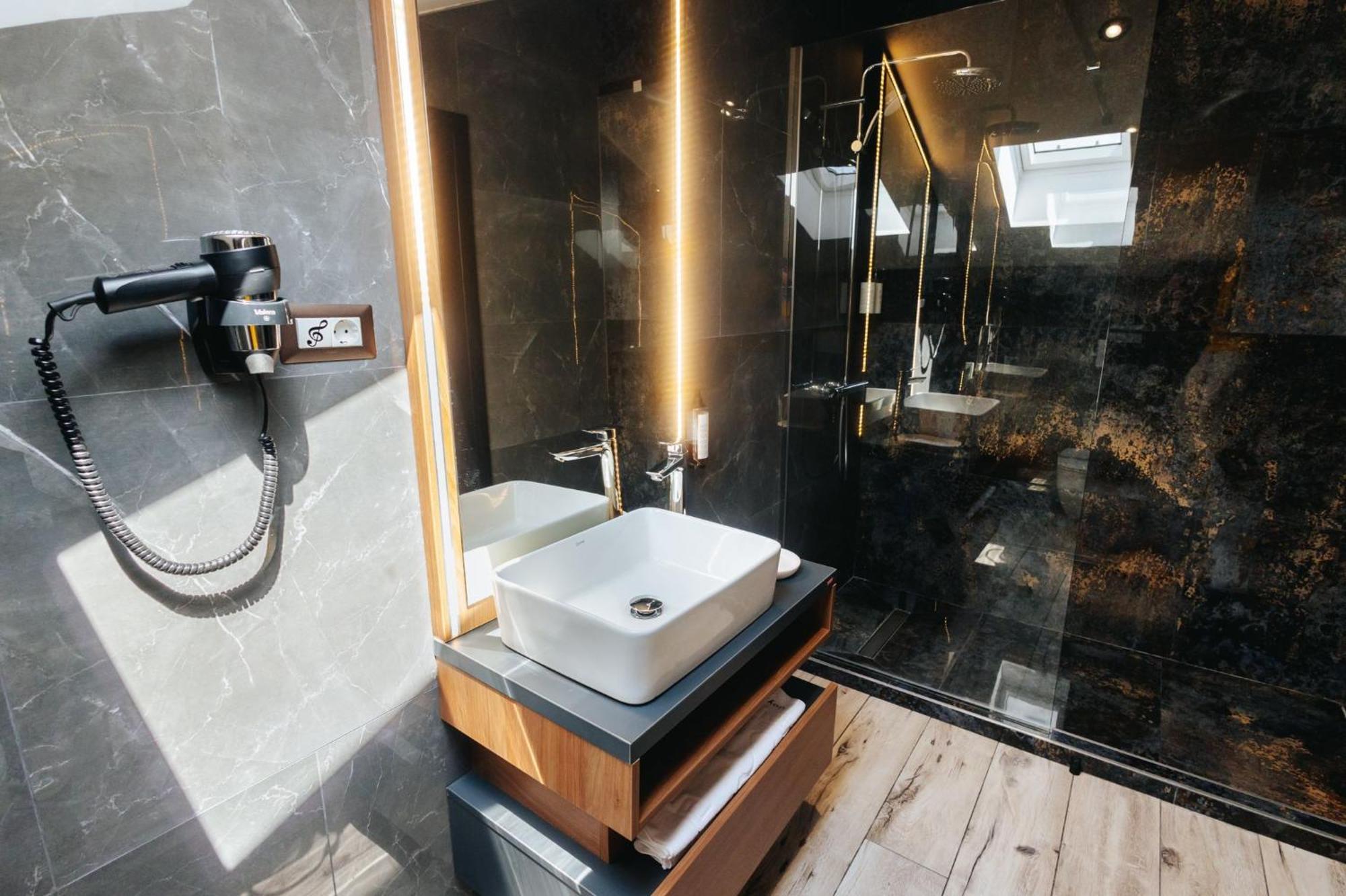 Hotel Goya Boutique Targu Jiu Ngoại thất bức ảnh