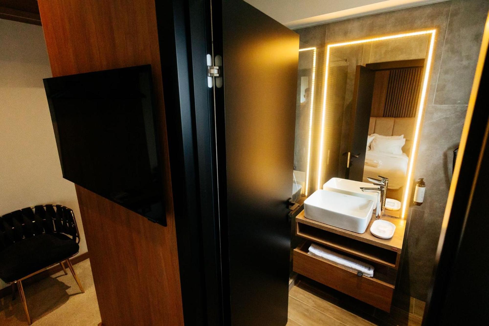 Hotel Goya Boutique Targu Jiu Ngoại thất bức ảnh